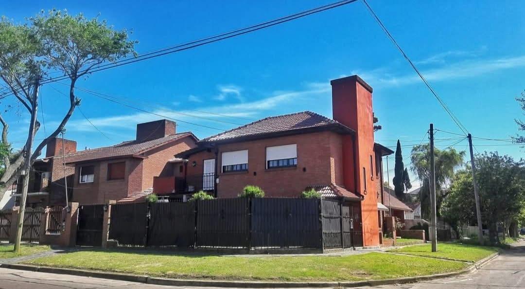 Chalet 5 amb, 120m² con patio y pileta — Italia y Berutti