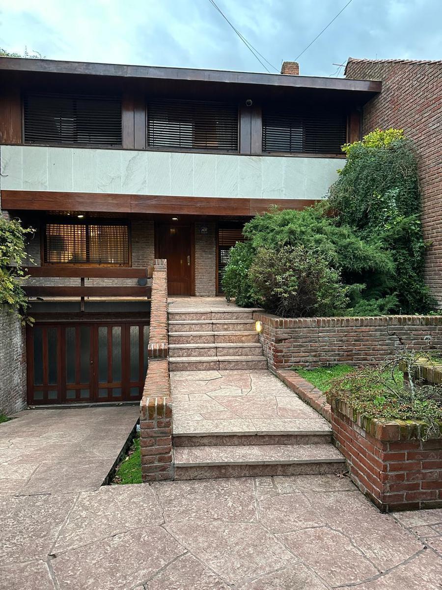 Chalet 5 amb, 298m² con garage para 3 autos — San Carlos