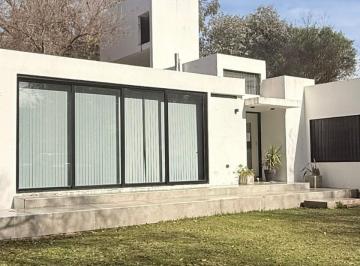 Casa · 144m² · 5 Ambientes · 2 Cocheras · Casa en Alquiler en Villa Allende