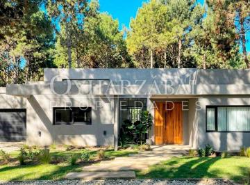 Casa · 200m² · 4 Ambientes · 1 Cochera · Casa en Alquiler Temporario