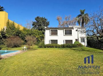 Casa · 181m² · 6 Ambientes · Casa Frente Al Corredor Aeróbico