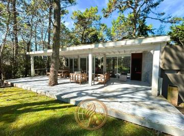 Casa · 234m² · 5 Ambientes · 1 Cochera · Venta Casa en Carilo con Gas Natural Oportunidad