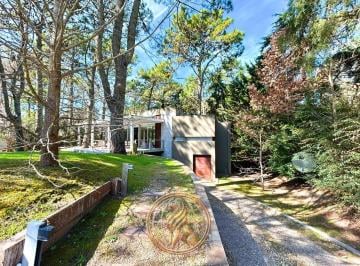 Casa · 234m² · 5 Ambientes · 1 Cochera · Venta Casa en Carilo con Gas Natural Oportunidad