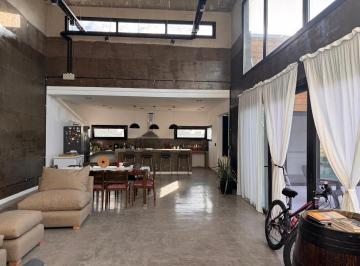 Casa · 200m² · 4 Ambientes · 5 Cocheras · Venta Casa 5 Ambientes Area 60