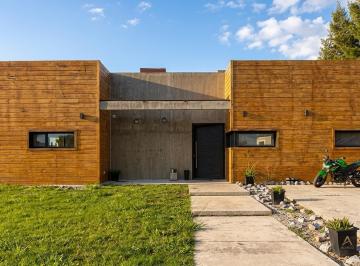 Casa · 200m² · 4 Ambientes · 5 Cocheras · Venta Casa 5 Ambientes Area 60