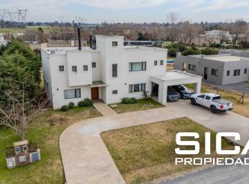 Casa · 271m² · 6 Ambientes · 7 Cocheras · Casa en Altos de Manzanares