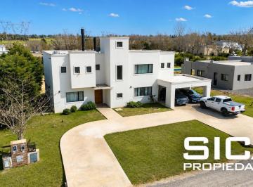 Casa · 271m² · 6 Ambientes · 7 Cocheras · Casa en Altos de Manzanares