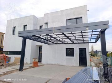 Casa · 283m² · 6 Ambientes · 3 Cocheras · Hermosa Casa a La Laguna