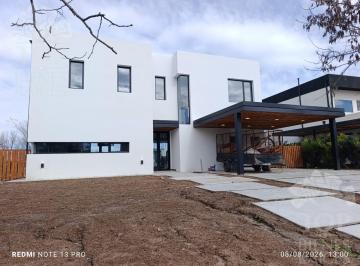 Casa · 283m² · 6 Ambientes · 3 Cocheras · Hermosa Casa a La Laguna