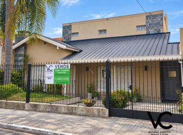 Casa · 207m² · 3 Ambientes · 2 Cocheras · Venta - Chalet de Categoría con Parque y Piscina – Lomas de Zamora