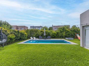 Casa · 127m² · 4 Ambientes · 3 Cocheras · Casa | 3 Dorm. | Pileta | Vestidor en Suite | Cochera Cubierta | Pilar del Este