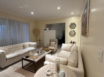 Casa · 1200m² · 8 Ambientes · 2 Cocheras · Casa en Abril Club de Campo