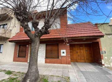 Casa · 133m² · 7 Ambientes · 3 Cocheras · Venta en Block 2 Casas con Cochera y Gran Jardín