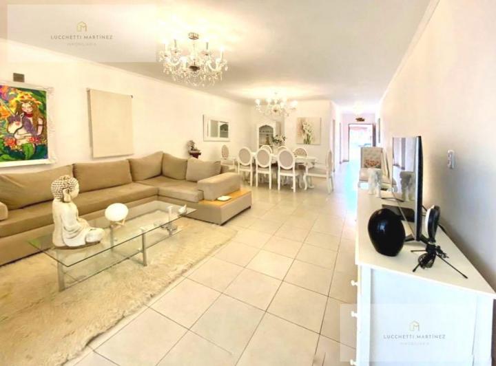 Casa · 200m² · 6 Ambientes · 2 Cocheras