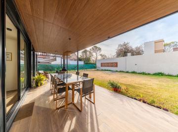 Casa · 70m² · 5 Ambientes · 1 Cochera · Casa de 2/3 Dorm. con Galeria Semicubierta y Cochera