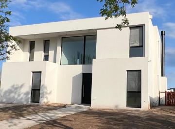 Casa · 250m² · 6 Ambientes · Casa en Venta en El Canton Golf, Al Lago, de 6 Ambientes con Pileta Excelente Calidad