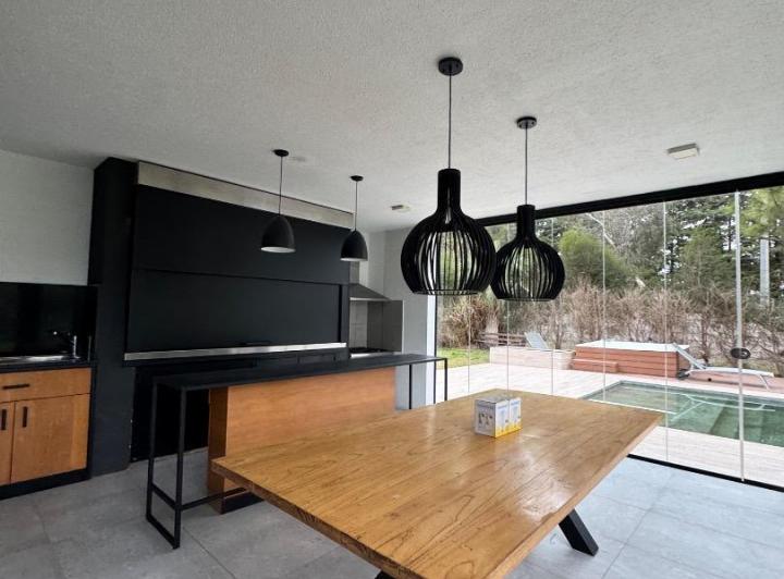 Casa · 380m² · 6 Ambientes · 6 Cocheras
