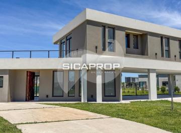 Casa · 180m² · 8 Ambientes · 4 Cocheras · Casa en San Sebastian