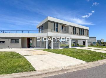Casa · 180m² · 8 Ambientes · 4 Cocheras · Casa en San Sebastian