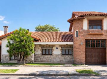 Casa · 250m² · 7 Ambientes · 2 Cocheras · Casa de 645 m² en Venta en Villa Ballester - Gba