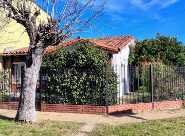 Casa · 84m² · 3 Ambientes · 1 Cochera · Chalet a Reciclar Castelar Norte