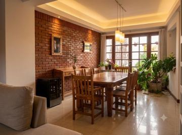 Casa · 220m² · 5 Ambientes · 1 Cochera · Venta Casa 5 Amb. con Parque/ P. Grande