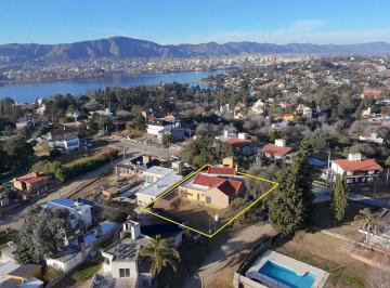 Casa · 233m² · 3 Dormitorios · 2 Cocheras · Casa en Venta en Villa del Lago con Vista Panoramica
