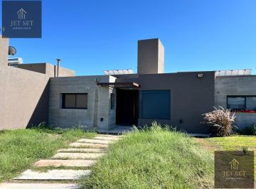 Casa · 127m² · 3 Ambientes · 1 Cochera · Alquiler Casa 2 Dorm. en Siete Soles, con Patio y Cochera