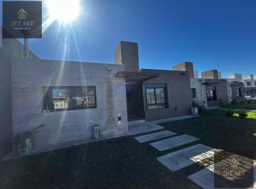 Casa · 127m² · 3 Ambientes · 1 Cochera · Alquiler Casa 2 Dorm. en Siete Soles, con Patio y Cochera