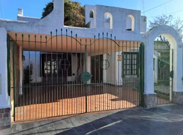 Casa · 218m² · 4 Ambientes · 1 Cochera · Casa Exclusiva en Ituzaingo