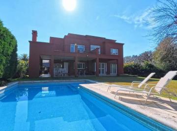 Casa · 240m² · 5 Ambientes · 4 Cocheras · La Caballeriza Casa en Venta