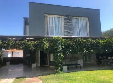 Casa · 134m² · 4 Ambientes · 1 Cochera · Casa en Chacras de Coria