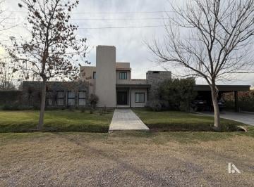 Casa · 400m² · 4 Ambientes · 4 Cocheras · Casa en Vistalba