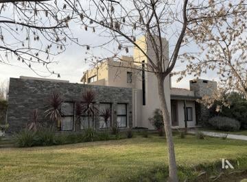 Casa · 483m² · 4 Ambientes · 4 Cocheras · Casa - Venta - 3 Dorm. - Barrio Portal Vistalba - Vistalba - Mendoza