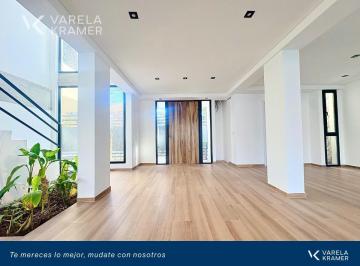 Casa · 328m² · 8 Ambientes · 1 Cochera · Casa en Venta en Martinez