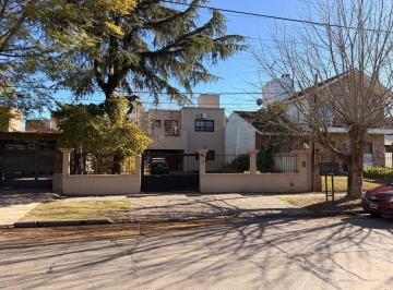 Casa · 150m² · 4 Ambientes · 2 Cocheras · 467 E/ Cno. Belgrano y 21
