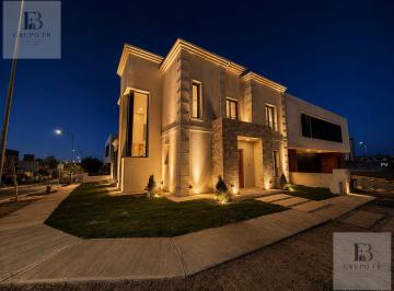 Casa · 172m² · 5 Ambientes · 1 Cochera · Exclusiva Casa de Diseño en Manantiales 1 - Miradores 2