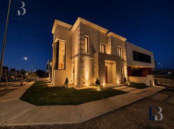 Casa · 172m² · 5 Ambientes · 1 Cochera · Exclusiva Casa de Diseño en Manantiales 1 - Miradores 2