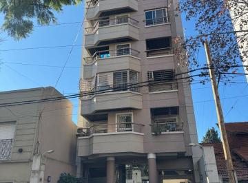 Departamento de 2 ambientes, Lanús · Alquiler - Buen Depto de 2 Amb. con 2 Balcones y Doble Orientación - a 2 Cdras. de La Estacion