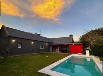 Casa · 800m² · 5 Ambientes · 2 Cocheras · Alquiler Casa 3 Dorm. en Valle Escondido, con Jardín y Seguridad 24 Horas