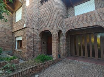 Casa de 4 ambientes, Junín · Casa de Calidad 3 Dorm. y Garage Para Hasta 3 Vehiculos