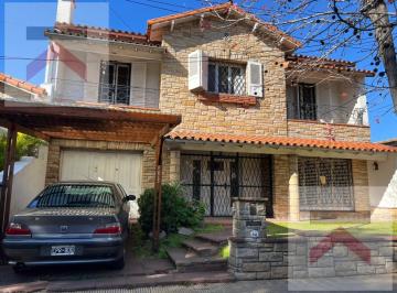 Casa · 536m² · 6 Ambientes · Casa en Venta de 7amb, 4 Dorm. con Parque, Pileta y Parrilla Sobre Lote de 536 m².
