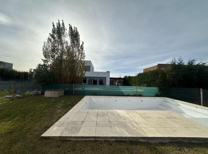 Casa · 190m² · 6 Ambientes · 2 Cocheras