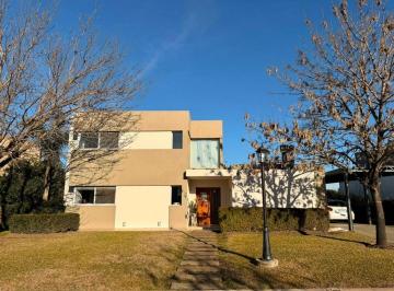 Casa · 262m² · 4 Ambientes · 2 Cocheras · Casa en Venta, Apta Credito! La Horqueta de Echeverria