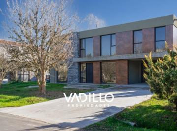 Casa · 240m² · 4 Ambientes · 8 Cocheras · Casa Minimalista en Venta! Club de Campo El Lauquen