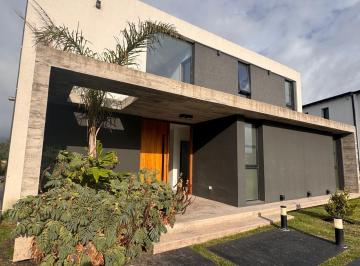 Casa · 290m² · 5 Ambientes · 2 Cocheras · Venta Casa a Estrenar 4 Amb. Piscina. Rumenco Joven