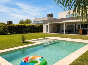 Casa · 960m² · 5 Ambientes · 2 Cocheras · Alquiler Casa de Tres Dorm. Amoblada con Pileta, Galería y Parrillero. Puerto Roldán, Roldán