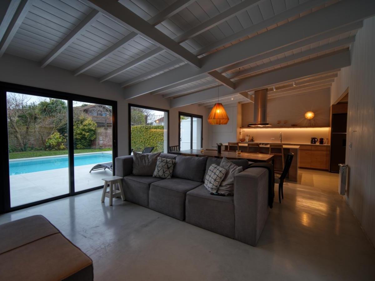 Casa 4 amb, 330m² con piscina y cochera — Los Pinares