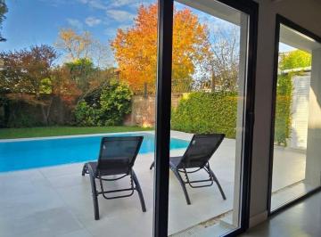 Casa · 330m² · 4 Ambientes · 1 Cochera · Casa 4 Amb Apto Credito