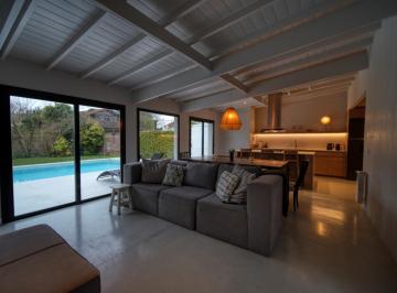 Casa · 330m² · 4 Ambientes · 1 Cochera · Casa 4 Amb Apto Credito